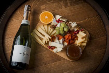 Syrová doska s prílohami a šampanským