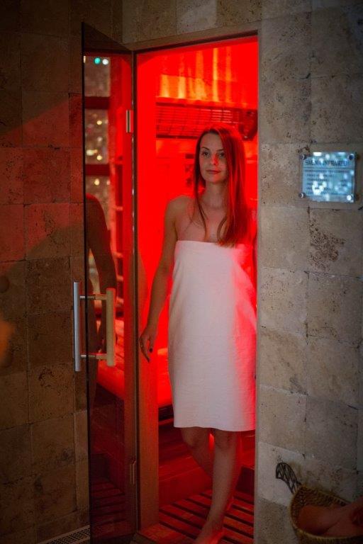 Saunovanie posilňuje imunitu, zlep&scaron;uje krvn&yacute; obeh, uvoľňuje svalov&eacute; nap&auml;tie, znižuje stres, zlep&scaron;uje n&aacute;ladu a stav pokožky.