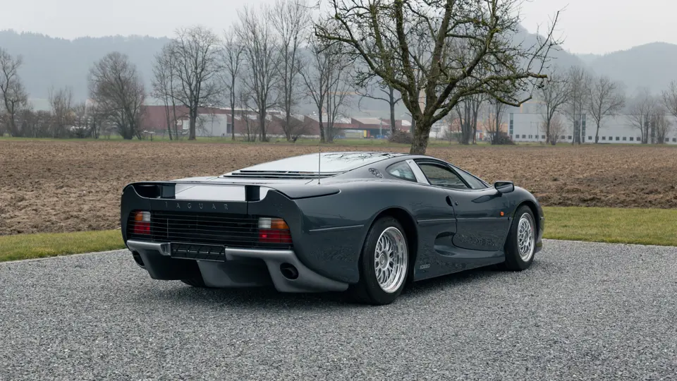 Unik&aacute;tny Jaguar Xi220 na aukcii v Sothebys2