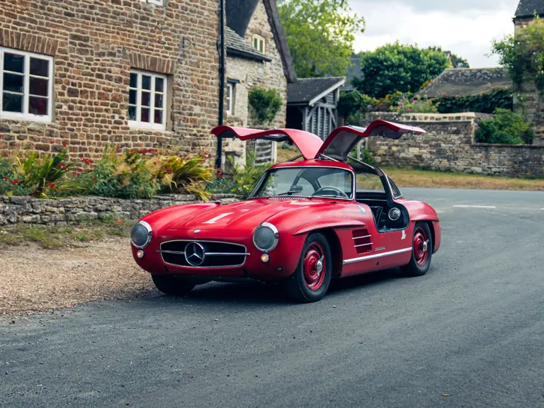 Červený Mercedes na aukcii