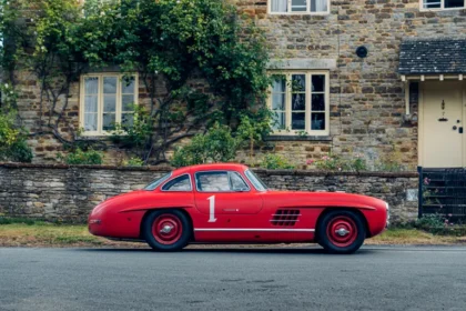 Červený Mercedes na aukcii3