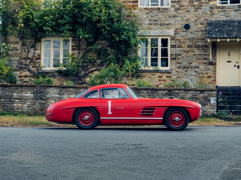 Červený Mercedes na aukcii3