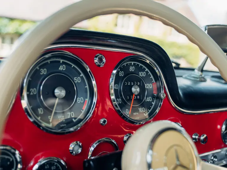 Červený Mercedes na aukcii2