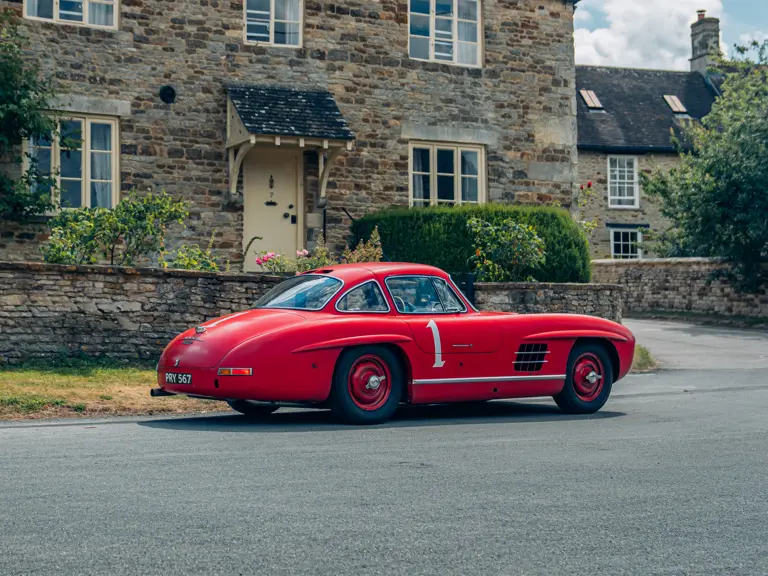 Červený Mercedes na aukcii1