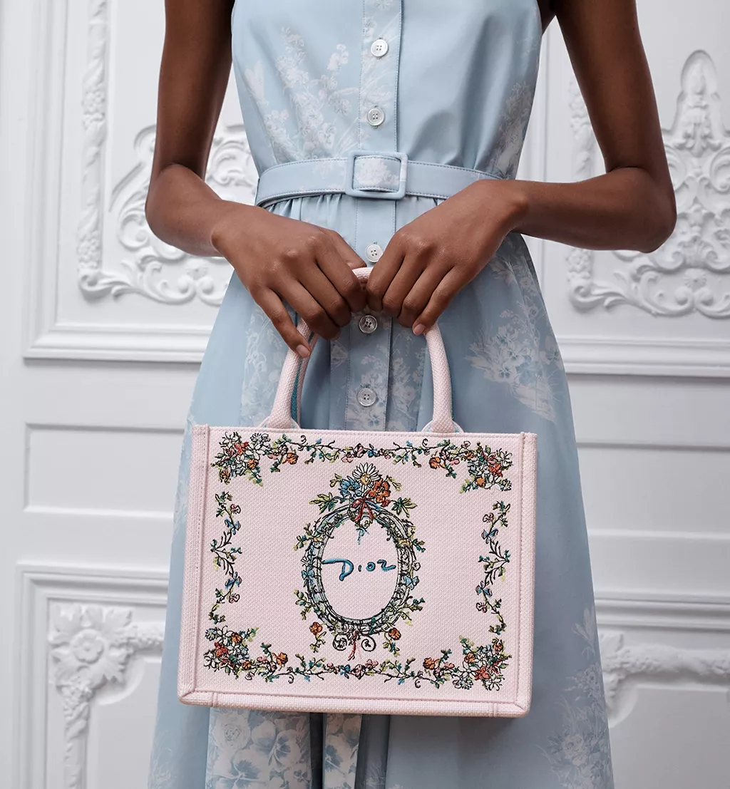 Dior Book Tote Keď sa kniha st&aacute;va m&oacute;dou11