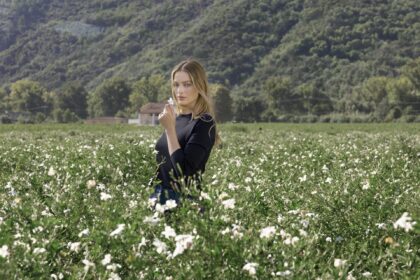 Margot Robbie v Grasse odhaľuje tajomstvá Chanel N°5 2